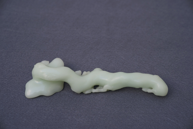 Een Chinese lichte celadon jade ruyi scepter, 19/20e eeuw