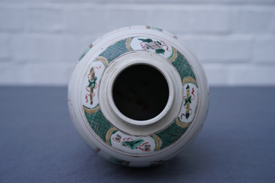 Un pot en porcelaine de Chine famille verte &agrave; d&eacute;cor de 'La Romance de la chambre de l'ouest', Kangxi