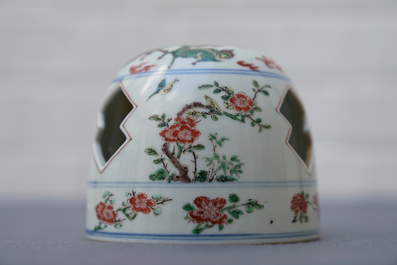 Un porte-encens en porcelaine de Chine famille verte, marque de Xuande, 19/20&egrave;me