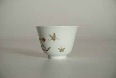 A Chinese famille verte cup with goji branches, Kangxi mark, 19/20th C.