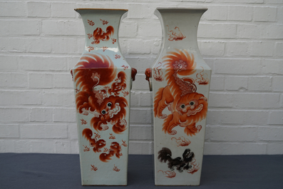 Twee vierkante Chinese qianjiang cai vazen met boeddhistische leeuwen en dames, 19/20e eeuw