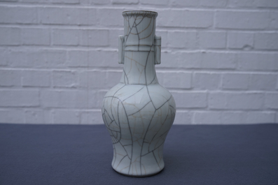 Un vase &agrave; fl&egrave;ches en porcelaine de Chine de type ge, 18&egrave;me
