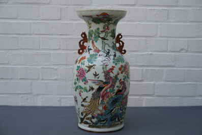 Une paire de vases en porcelaine de Chine famille rose &agrave; d&eacute;cor de ph&eacute;nix et faisants, 19&egrave;me