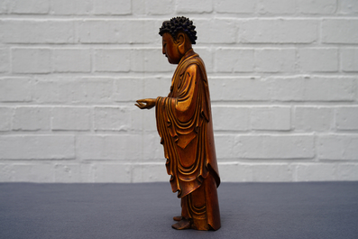 Een Chinese verguld houten figuur van een staande Boeddha, 18/19e eeuw