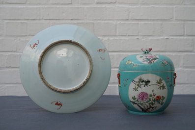 Een Chinese famille rose '9 perziken' schotel en een dekselkom met fijn decor, Qianlong merk, 19/20e eeuw