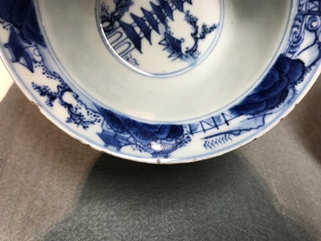 Drie Chinese blauwwitte kommen en een famille rose vaas met poederblauwe fond, Kangxi en 19e eeuw