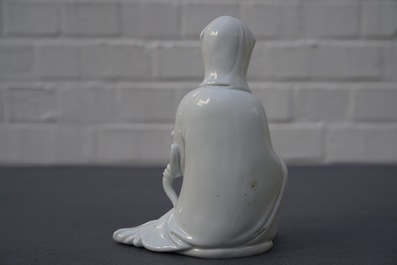 Un mod&egrave;le de Guanyin en porcelaine blanc de Chine, marque incis&eacute; sur le dos, 18&egrave;me