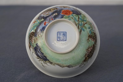 Un bol en porcelaine de Chine famille rose &agrave; d&eacute;cor de cailles, marque de Yongzheng, 20&egrave;me