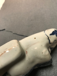 Un mod&egrave;le d'un servant en porcelaine de Chine bleu et blanc, Wanli