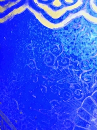Een Chinese poederblauwe rolwagen vaas met verguld decor, Kangxi