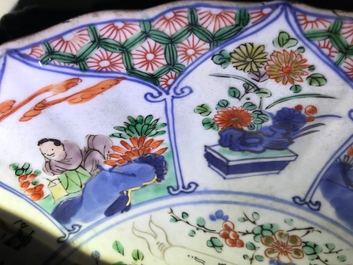 Un plat en porcelaine de Chine famille verte aux armes d'Artois, Kangxi/Yongzheng