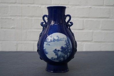 Un vase de forme hu en porcelaine de Chine &agrave; fond bleu poudr&eacute;, marque de Qianlong, 19/20&egrave;me