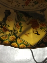 Un plat en porcelaine de Chine famille verte aux armes d'Artois, Kangxi/Yongzheng