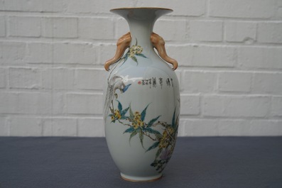 Un vase en porcelaine de Chine qianjiang cai &agrave; d&eacute;cor de fleurs et oiseaux, 19/20&egrave;me