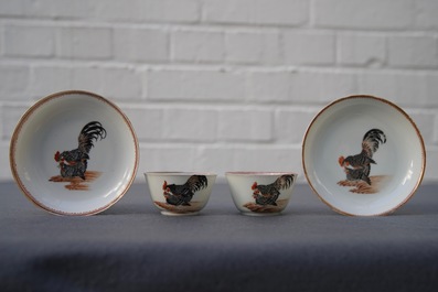 Une paire de tasses et soucoupes en porcelaine de Chine &agrave; d&eacute;cor de coqs et poules, Qianlong