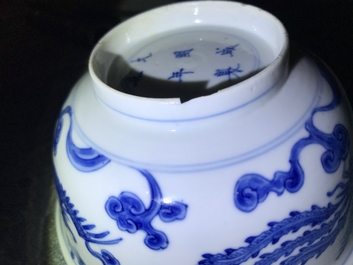 Een Chinese blauwwitte kom met feniksen, Chenghua merk, Kangxi