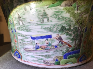 Un grand vase couvert en porcelaine de Chine famille verte &agrave; d&eacute;cor de paysages fluviales, Kangxi
