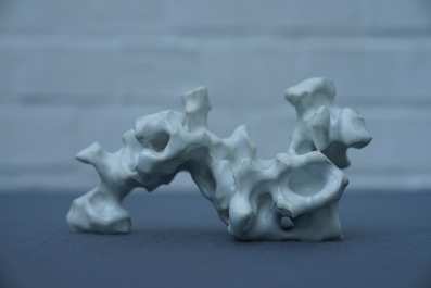 Un repose-pinceaux en porcelaine blanc de Chine, 19/20&egrave;me
