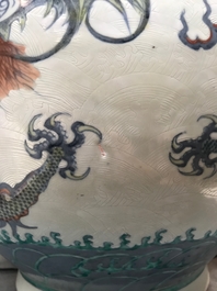 Een paar grote Chinese doucai vazen met draken, Qianlong merk, 19e eeuw