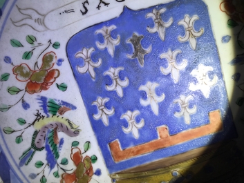 Un plat en porcelaine de Chine famille verte aux armes d'Artois, Kangxi/Yongzheng