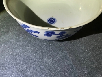 Een Chinese blauwwitte kom met feniksen, Chenghua merk, Kangxi
