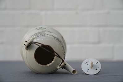 Een Chinese qianjiang cai theepot met deksel, begin 20e eeuw