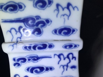 Une garniture d'autel au br&ucirc;le-parfum en porcelaine de Chine bleu et blanc, 19&egrave;me
