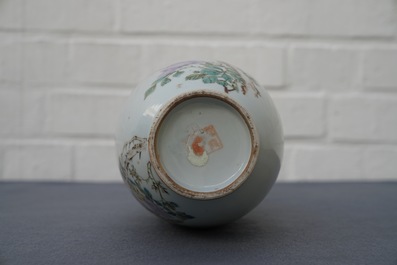 Un vase en porcelaine de Chine qianjiang cai &agrave; d&eacute;cor de fleurs et oiseaux, 19/20&egrave;me