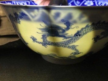 Un bol en porcelaine de Chine bleu et blanc &agrave; d&eacute;cor de dragons, marque et &eacute;poque de Kangxi