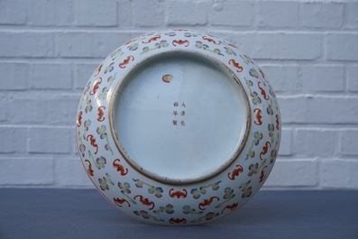 Een Chinese famille rose schotel met &lsquo;100 vleermuizen&rsquo; decor, Guangxu merk en periode