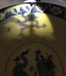 Een Chinese blauwwitte kom met draken, Kangxi merk en periode