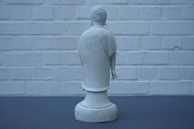 Un mod&egrave;le de Bouddha debout en porcelaine blanc de Chine de Dehua, marque sur le dos, Kangxi