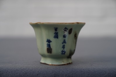 Een Chinese libation cup met onderglazuur rood en blauw decor, Qianlong merk, 18/19e eeuw