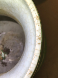 Deux vases en porcelaine de Chine monochrome vert et bleu, 18/19&egrave;me