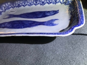 Un plat aux harengs en porcelaine de Chine bleu et blanc pour le march&eacute; hollandais, Qianlong