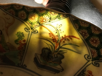 Un plat en porcelaine de Chine famille verte aux armes d'Artois, Kangxi/Yongzheng