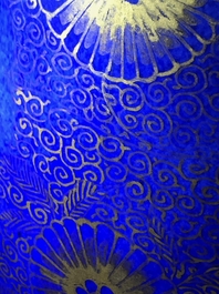 Un vase en porcelaine de Chine bleu poudr&eacute; et dor&eacute;, Kangxi