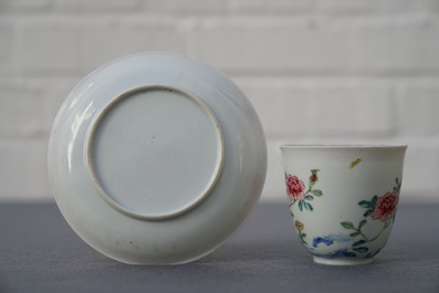 Une tasse et soucoupe en porcelaine de Chine famille rose &agrave; d&eacute;cor de coqs, Yongzheng