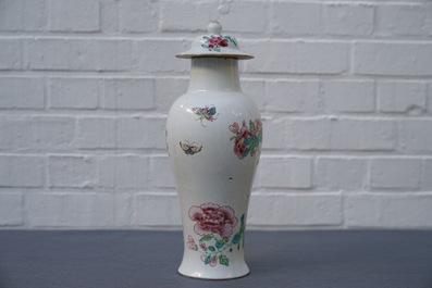 Un vase couvert en porcelaine de Chine famille rose &agrave; d&eacute;cor de papillons, Yongzheng