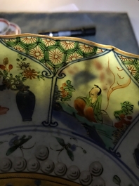 Un plat en porcelaine de Chine famille verte aux armes d'Artois, Kangxi/Yongzheng