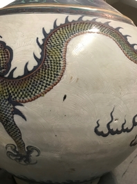 Een paar grote Chinese doucai vazen met draken, Qianlong merk, 19e eeuw