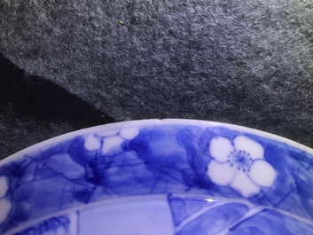 Een Chinese blauwwitte kom met figuren in een tuin, Kangxi merk en periode