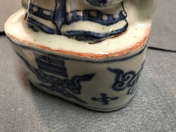 Un mod&egrave;le d'un servant en porcelaine de Chine bleu et blanc, Wanli