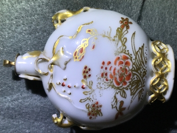 Une tabati&egrave;re en porcelaine de Chine rouge de fer et dor&eacute;, Yongzheng