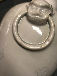 Un vase en porcelaine blanc de Chine de Dehua &agrave; d&eacute;cor anhua, Kangxi