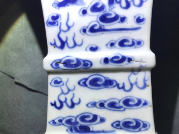 Une garniture d'autel au br&ucirc;le-parfum en porcelaine de Chine bleu et blanc, 19&egrave;me