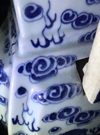 Une garniture d'autel au br&ucirc;le-parfum en porcelaine de Chine bleu et blanc, 19&egrave;me