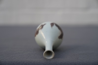 Un vase en porcelaine de Chine rouge de cuivre &agrave; d&eacute;cor d'animaux mythiques, Kangxi