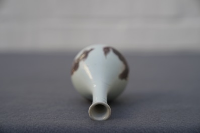 Un vase en porcelaine de Chine rouge de cuivre &agrave; d&eacute;cor d'animaux mythiques, Kangxi