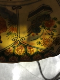 Un plat en porcelaine de Chine famille verte aux armes d'Artois, Kangxi/Yongzheng